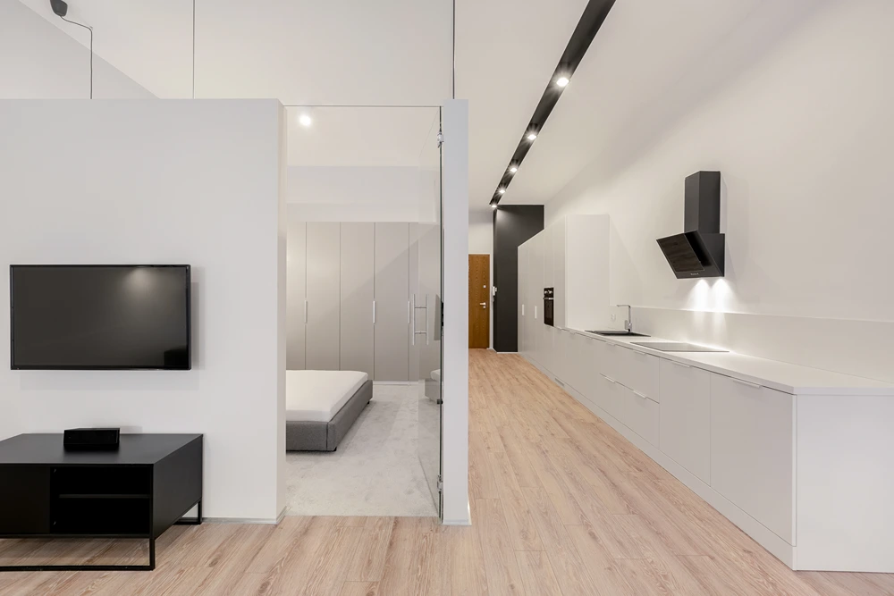 blick von der küche ins schlafzimmer – trennung mit glas und trockenbau