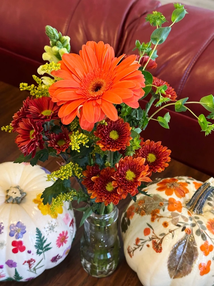 Blüten und Blätter auf den Kürbissen kombinieren für einen Wiesen-Look