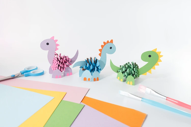 Bunte Dinos aus Tannenzapfen basteln - Ideen mit Acrylfarben und Buntpapier