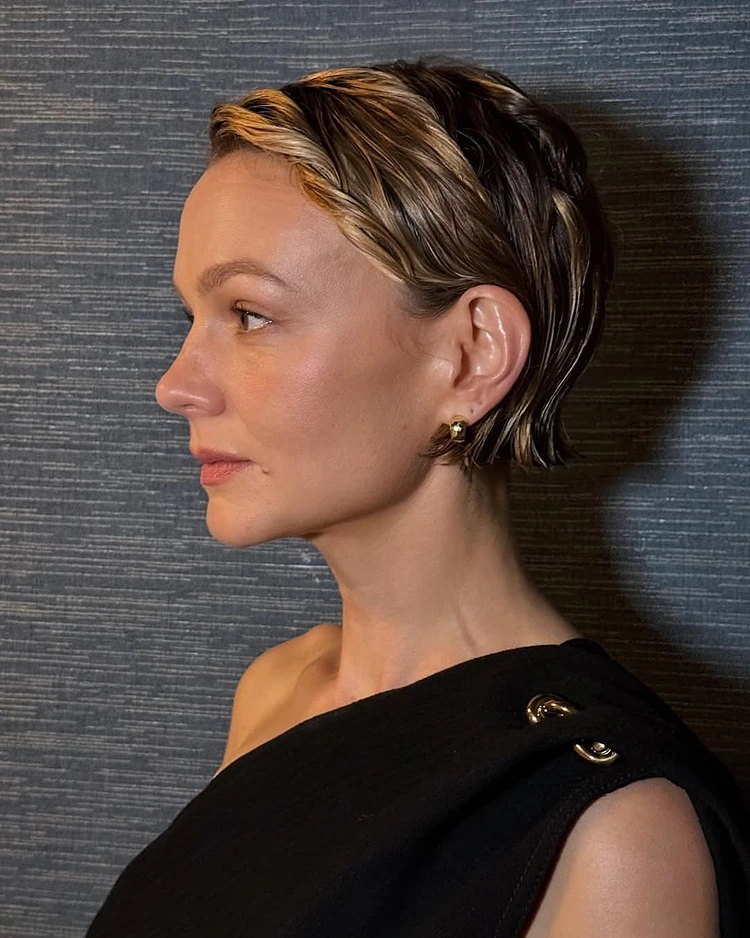 carey mulligan trixie im glänzenden sleek look