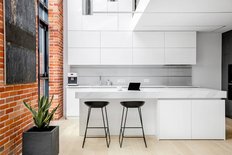 Coole Kombi aus Schrank und Theke in einer weißen, minimalistischen Küche