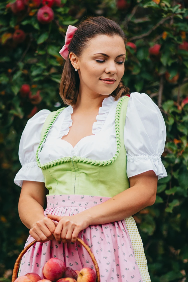 coquette wiesnfrisur mit bob und rosa schleife