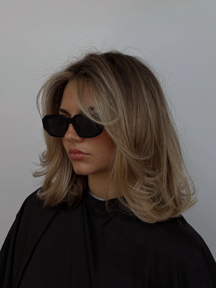 der 90er jahre bob, mittellang und gestuft, in blond