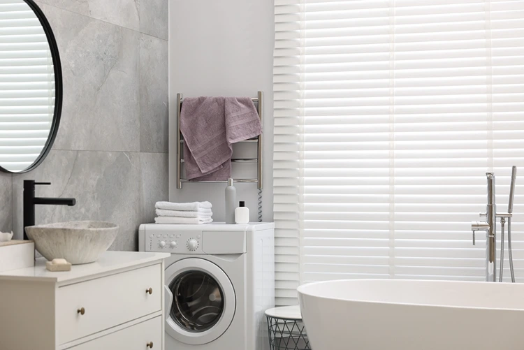 Der Abstand zwischen Wanne und Gerät kann für Regale oder Beistelltisch genutzt werden