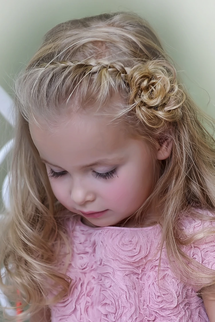 detailaufnahme flechtzopf am kopf entlang und rosetten dutt als highlight