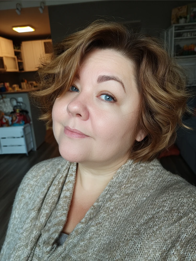 dicke frau mit pixie bob (bixie)