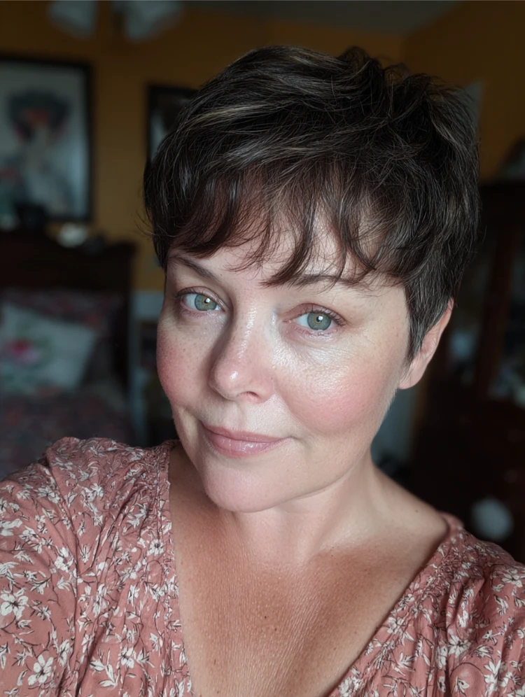 dicke frau mit pixie frisur und pony