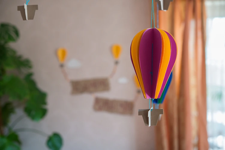 Die Ballons erhalten einen Korb aus Karton und werden mit Wolle angehängt