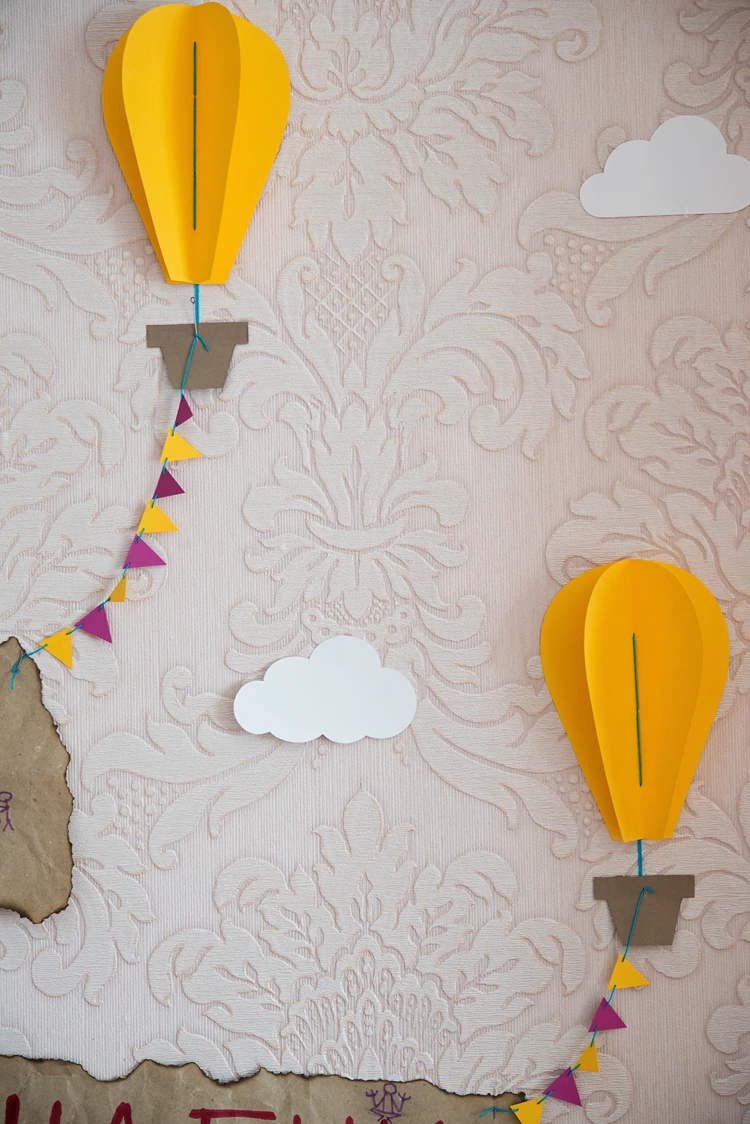 Die Ballons mit Wimpelkette und Wolken zusätzlich gestalten