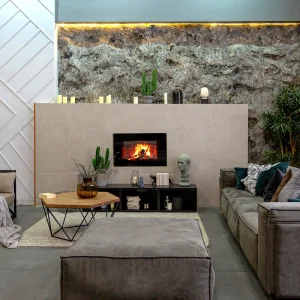 Die Beleuchtung für eine Steinwand hebt die Akzentwand zusätzlich hervor