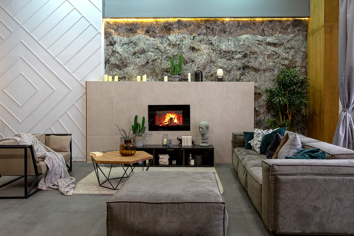 Die Beleuchtung für eine Steinwand hebt die Akzentwand zusätzlich hervor