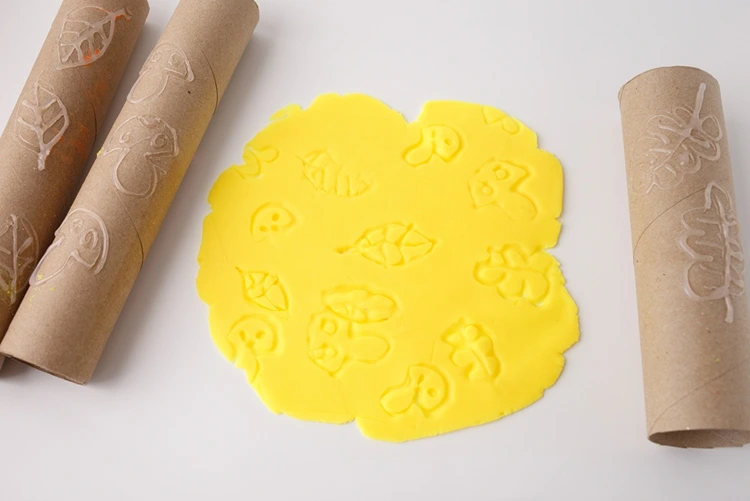 Die fertigen Stempel über die Modelliermasse rollen zum Bedrucken