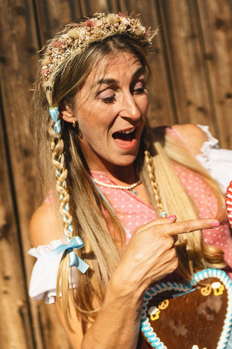 dirndl frisur mit zwei geflochtenen zöpfen und trockenblumen haarreif