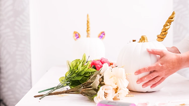 diy einhorn kürbis mit küsntlicen blumen