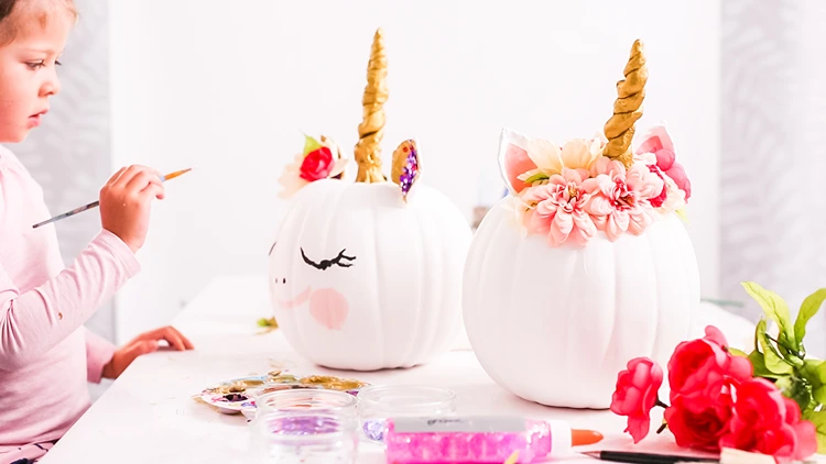 diy kürbis einhorn augen und mund malen