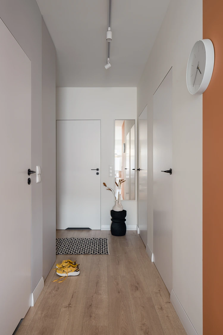 Dunklen Flur richtig beleuchten mit Lampenleisten, die sich individuell ausrichten lassen