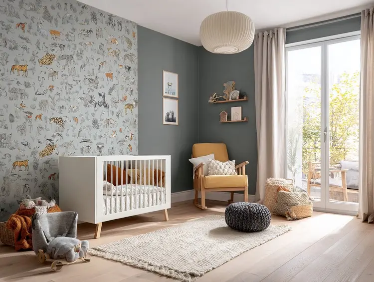 Ecke im Zimmer mit grauer Farbe streichen und Tapete als dekorativer Akzent