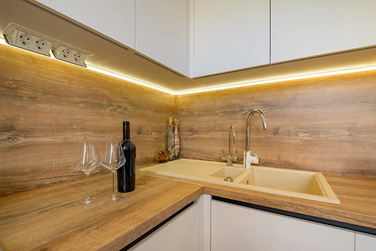 eckspüle mit holzoptik rückwand und led unterbauleiste