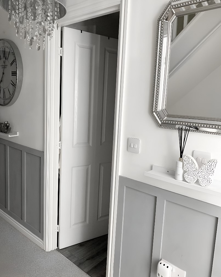 Edle Raumgestaltung mit Grau und Silber zu schlichtem Weiß