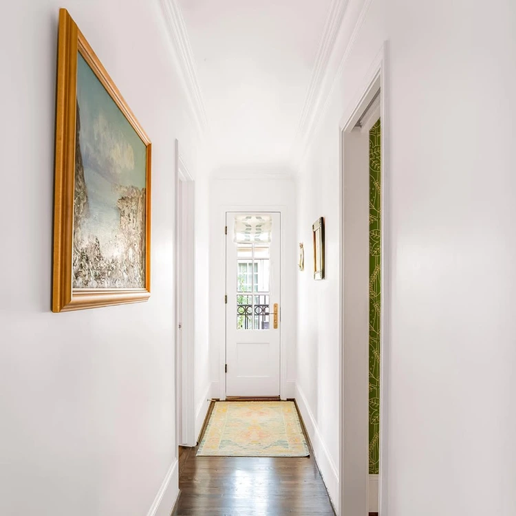 Ein Flur kommt auch ohne Möbel aus und wirkt mit Bildern wohnlicher