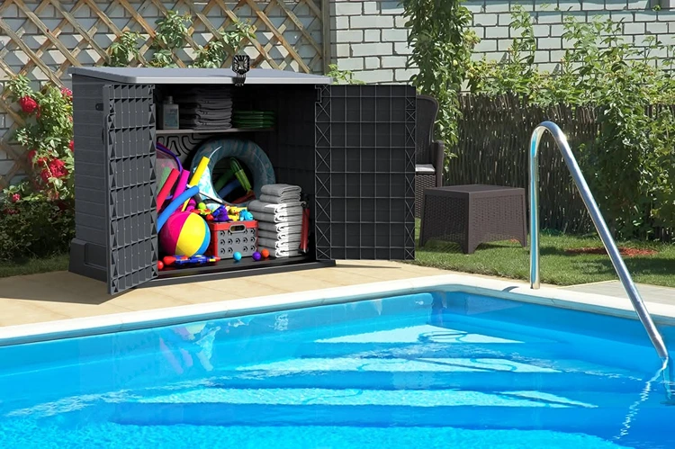 Ein Outdoor-Schrank für aufblasbare Poolaccessoires