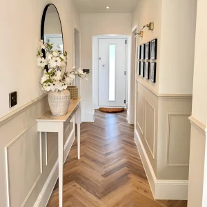 Ein schmaler, langer Flur kann mit den richtigen Ideen freundlich wirken