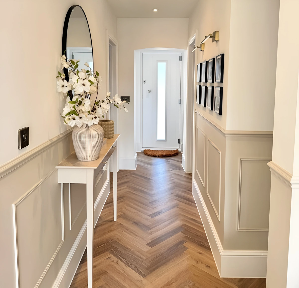 Ein schmaler, langer Flur kann mit den richtigen Ideen freundlich wirken