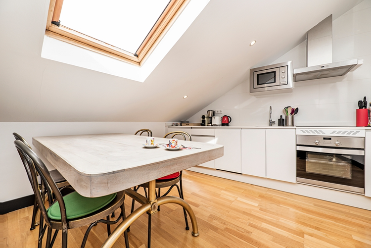 Einbau-Spots in die Schräge integrieren, um das mangelnde Licht auszugleichen