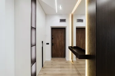 Einbauleiste für die Decke und indirektes Licht hinter dem Spiegel