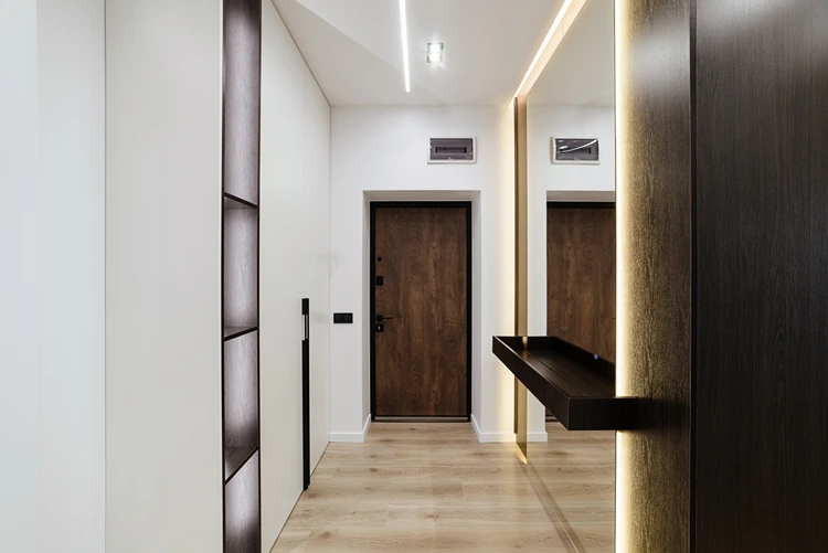 Einbauleiste für die Decke und indirektes Licht hinter dem Spiegel