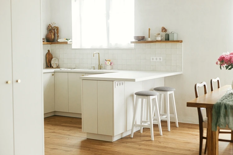 Eine Halbinsel ist perfekt für kleine Küchen mit Platzmangel
