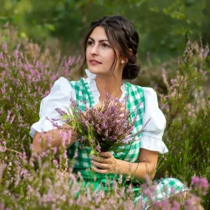 einfache wiesn frisur mit niedrigem dutt