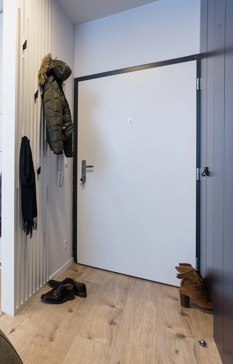 eingang mit garderobenhaken und heller holzboden