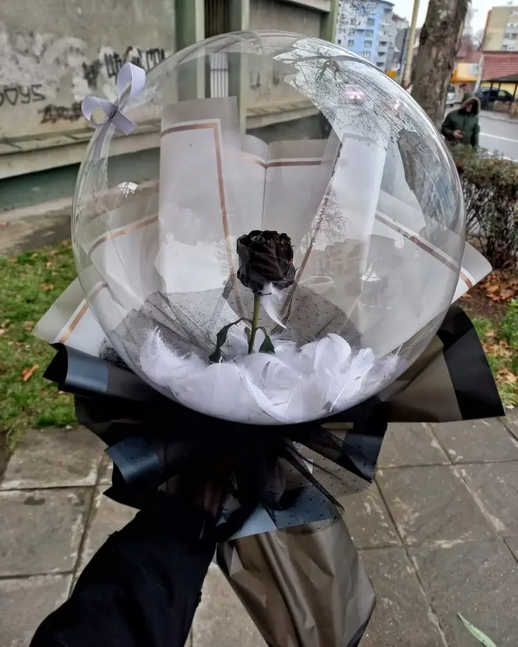 Elegante Geschenkidee mit schwarzer Rose im transparenten Luftballon