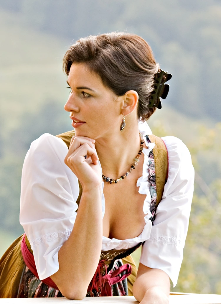 eleganter wiesn look mit claw clip im nacken