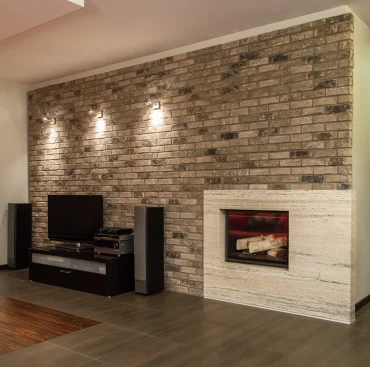 Fernsehwand mit Kamin und Wandleuchten, die nach unten leuchten