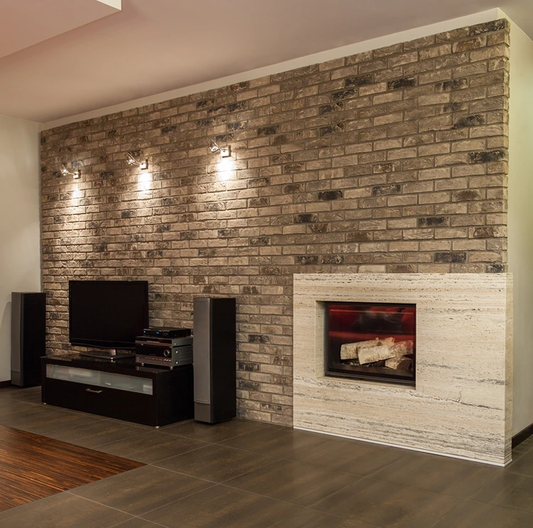 Fernsehwand mit Kamin und Wandleuchten, die nach unten leuchten