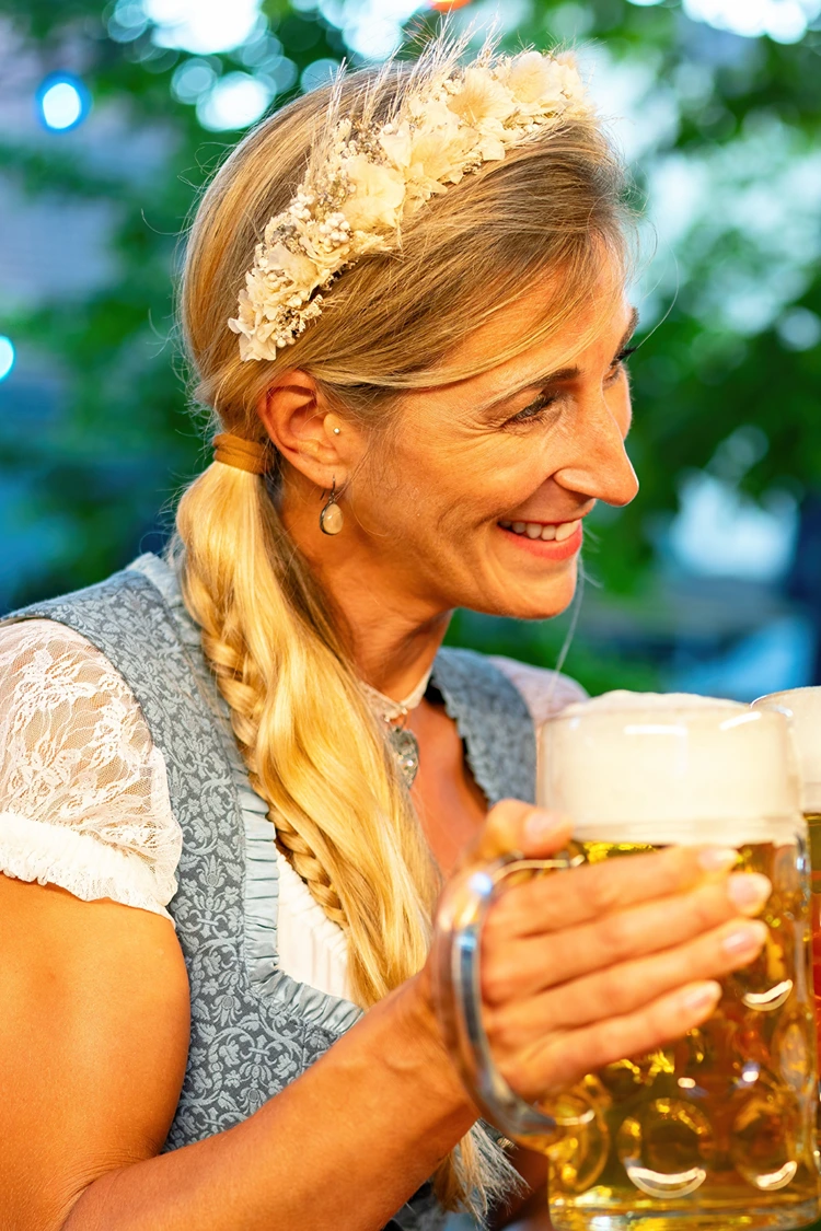 festliche oktoberfest frisur mit flechtzopf und haarreif