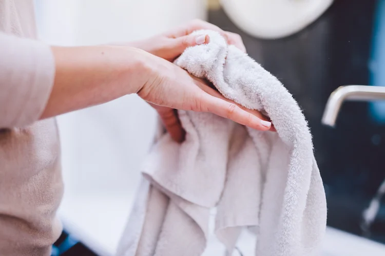 feuchte handtücher muffiger geruch im bad vermeiden