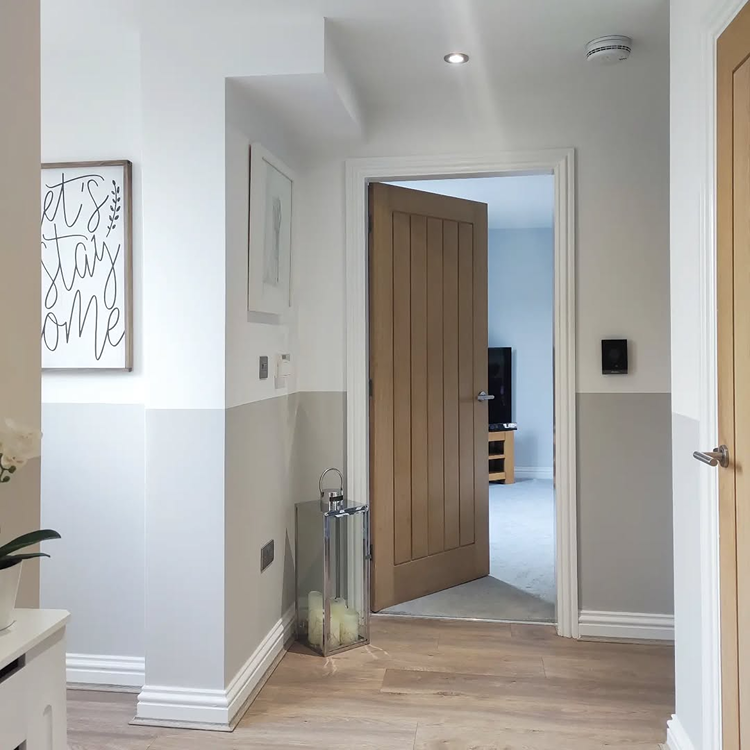 Flur grau-weiß streichen mit halbhohem Design