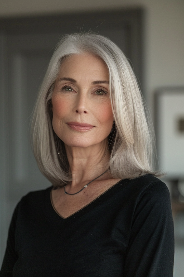 frau ab 70 mit glattem, mittellangem, weiß silbernem haar