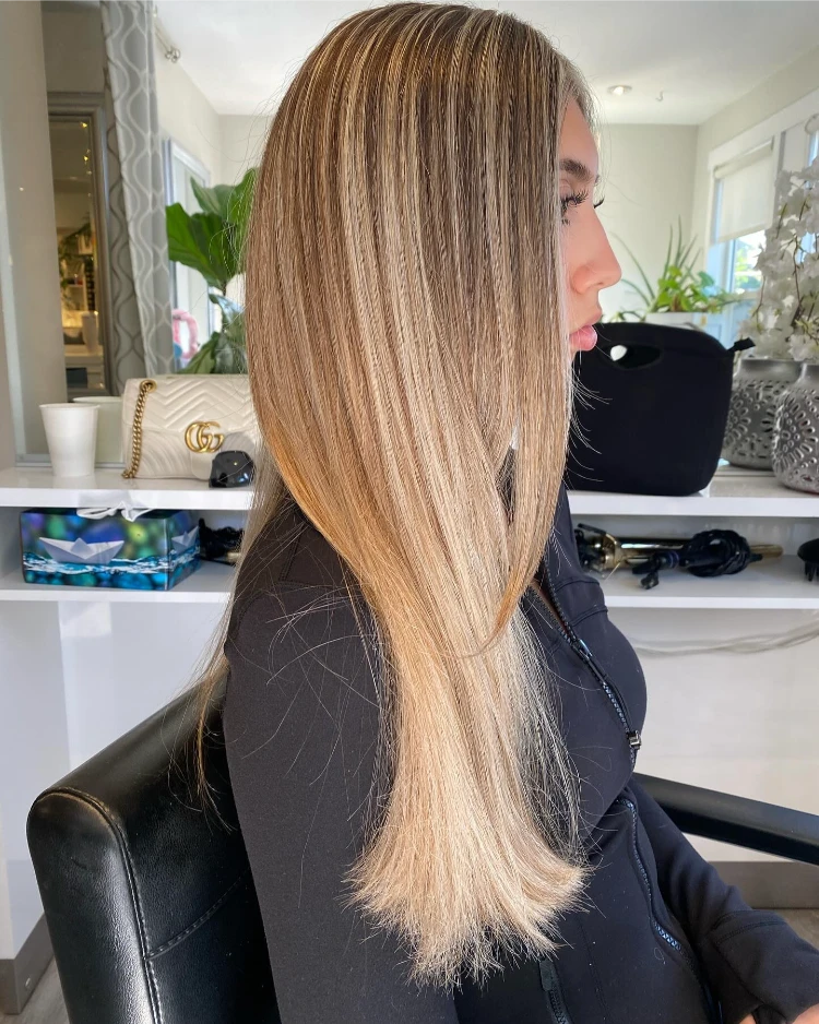 frau mit langen glatten haaren in butter biscuit blonde