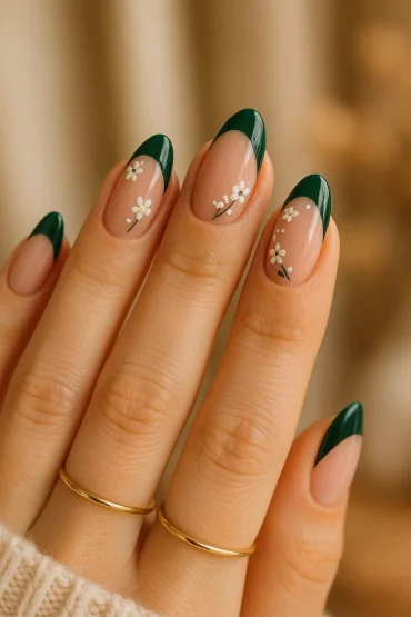 french nails mit grünen spitzen blumenmuster