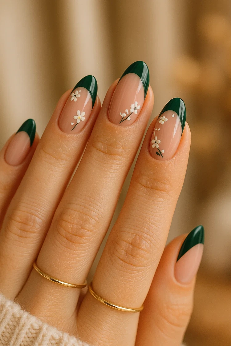 french nails mit grünen spitzen blumenmuster