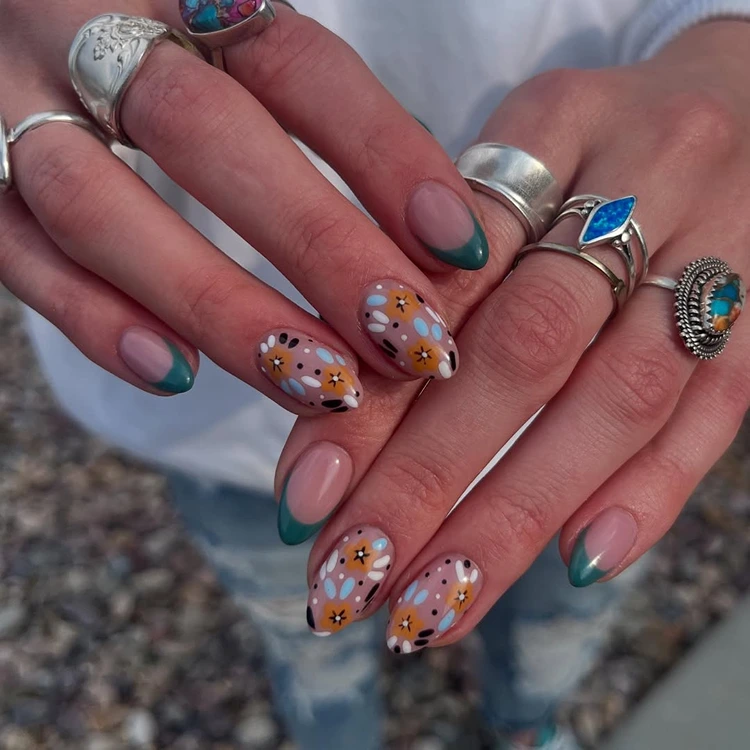 french nails mit grünen spitzen kombiniert mit blumenmuster