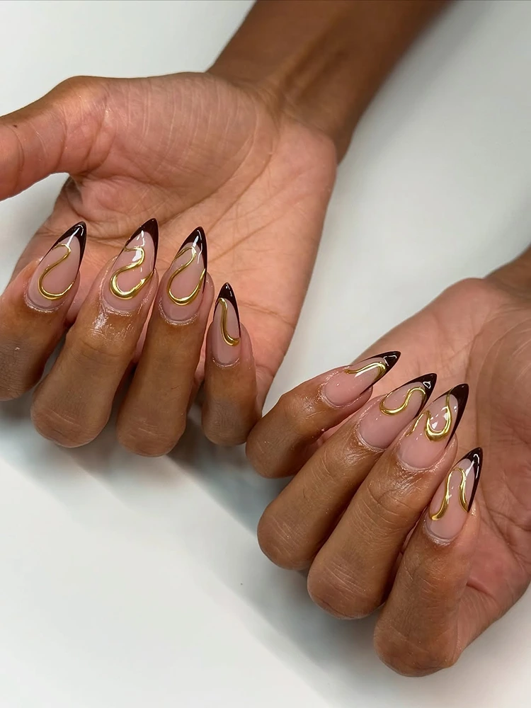 french nails mit schwarzen tips und goldenen elementen