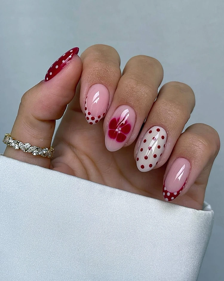 french nails mit verspielten dots herbst 2025
