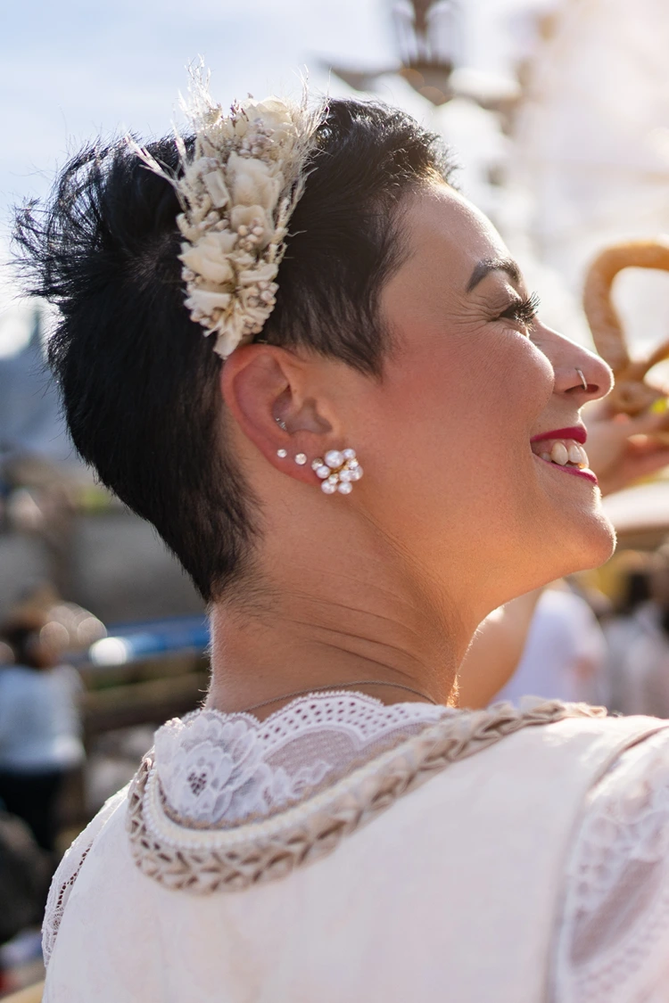 ganz kurze haare mit festlichem haarreif – elegante oktoberfest frisur