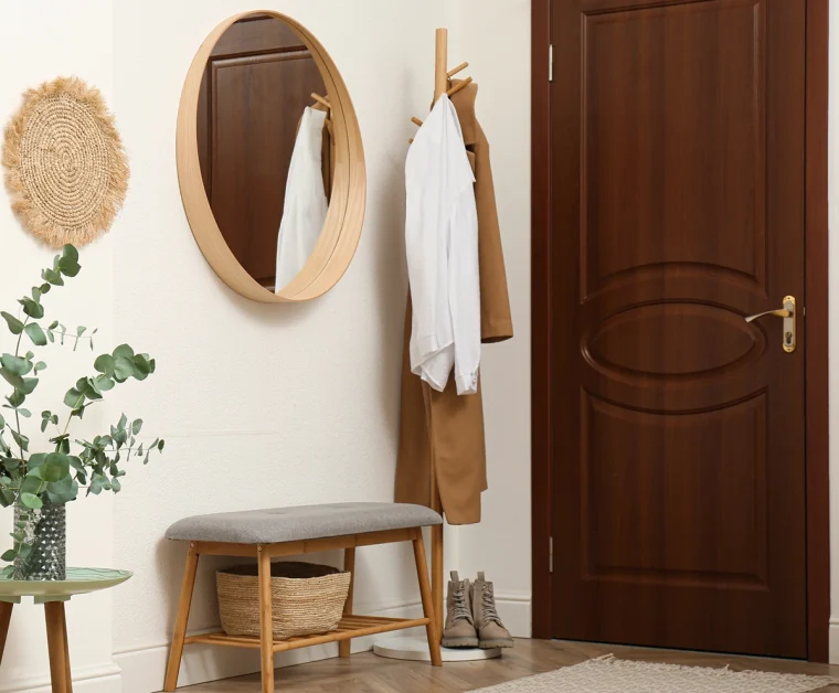 Garderobenlösungen für schmale Flure, die keinen wertvollen Platz wegnehmen