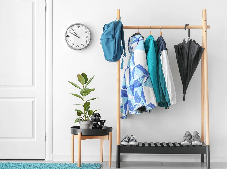 Garderobenlösungen für schmale Flure - Garderobenständer mit Ablage für ein offenes Design